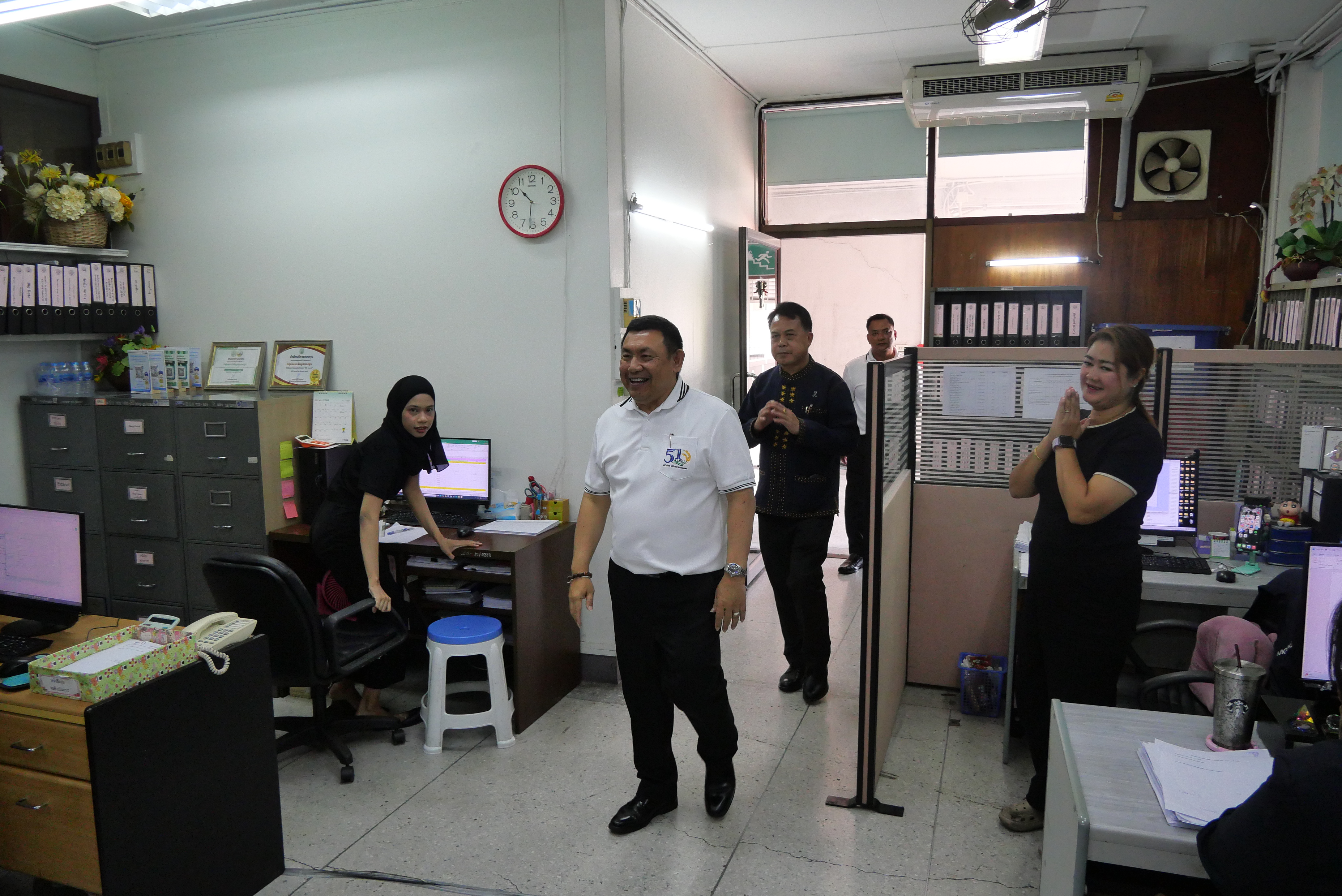 title - เลขาธิการ ส.ป.ก. ตรวจเยี่ยมบุคลากร ส.ป.ก. ถนนราชดำเนินนอก